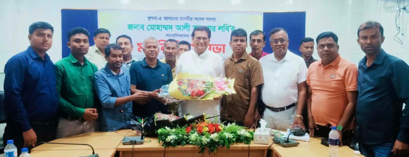 সাংসদ আলি আজগার লবীকে এমইউজের ফুলেল শুভেচ্ছা