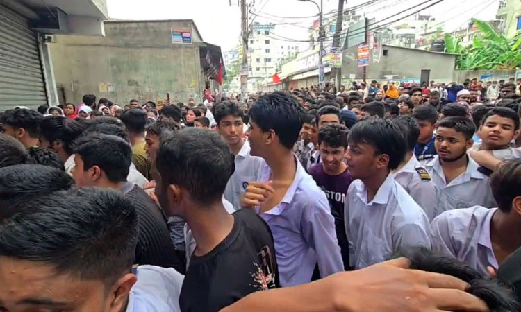 চেয়ারম্যানের ‘অপমানে’ স্কুলছাত্রীর আত্মহত্যা, রণক্ষেত্র দনিয়া