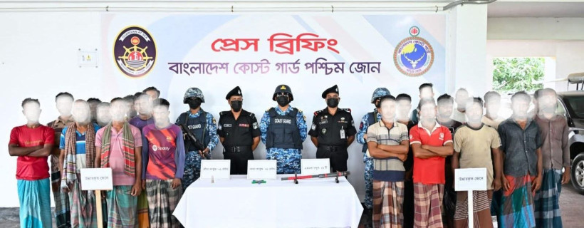 সুন্দরবনে দস্যুবিরোধী অভিযান:  জিম্মি ২১ জেলে সহ অস্ত্র ও গুলি উদ্ধার