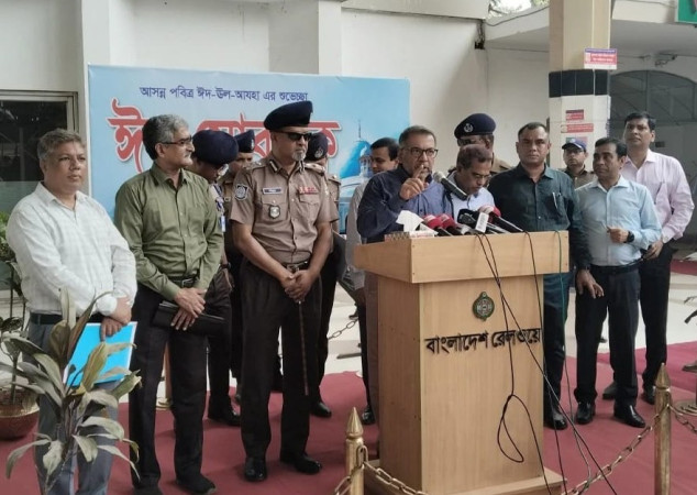 ঈদযাত্রায় কমলাপুরে উপচে পড়া ভিড়: শিডিউল ধরে রাখতে ও ছাদে ভ্রমণ ঠেকাতে রেলওয়ের কঠোর অবস্থান