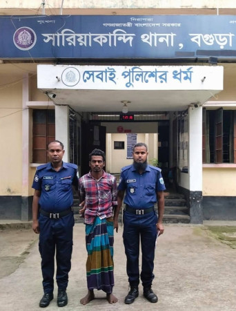 বগুড়ার সারিয়াকান্দিতে ফুটবল খেলাকে কেন্দ্র করে নবম শ্রেণীর ছাত্র আব্দুল্লাহ সাইম মুস্তাকিম (১৭) হত্যাকাণ্ডের অন্যতম আসামী লিখন মন্ডলকে (৩২) গ্রেপ্তার করেছে পুলিশ