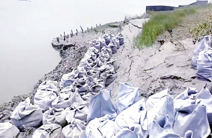 শ্যামনগরে খোলপেটুয়া নদীর বাঁধে ভাঙন, প্লাবনের শঙ্কা