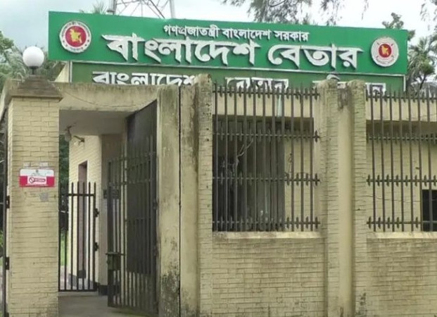 বিতর্কের ঝড়ে পিছু হটল বাংলাদেশ বেতার, বাতিল হলো কঠোর পোশাকবিধি