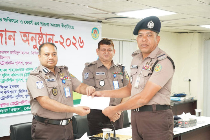 কেএমপিতে ট্রাফিক পুলিশের ৩১ সদস্যকে সম্মাননা ও আর্থিক পুরস্কার প্রদান