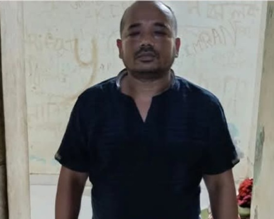 গ্রেনেড বাবুর বাড়িতে যৌথ বাহিনীর অভিযানে ভাই জনি আটক
