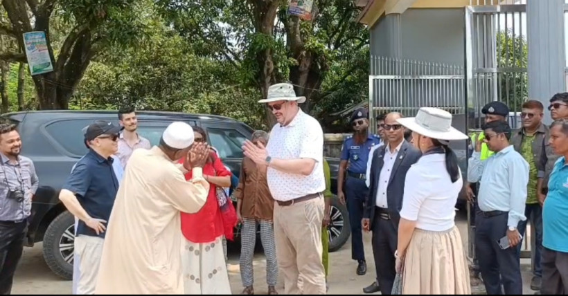 মার্কিন রাষ্ট্রদূত ব্রেন্ট টি. ক্রিস্টেনসেনের চাঁপাইনবাবগঞ্জের সোনামসজিদ স্থলবন্দর ও প্রাচীন গৌড়ের ঐতিহাসিক স্থাপনা পরিদর্শন