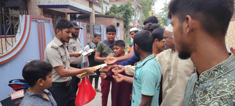 চাঁপাইনবাবগঞ্জে জুমার নামাজ শেষে মাদকবিরোধী লিফলেট বিতরণ