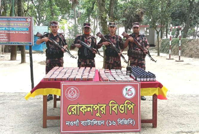 চাঁপাইনবাবগঞ্জ সীমান্তে বিজিবির অভিযানে ৩০ হাজারের বেশি ট্যাপেন্টাডল ট্যাবলেট উদ্ধার