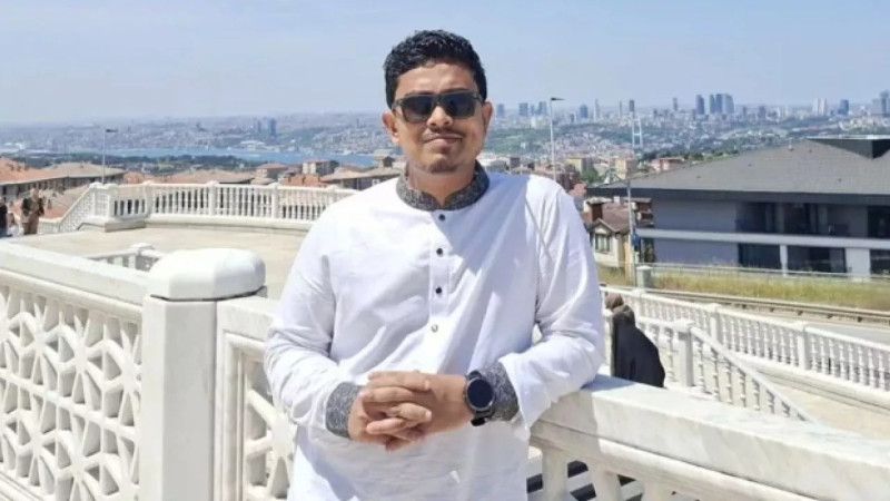 ক্যাম্পাসের কোলাহল ছেড়ে নীল জলরাশিতে: স্ত্রীসহ মালদ্বীপ সফরে ডাকসু ভিপি সাদিক
