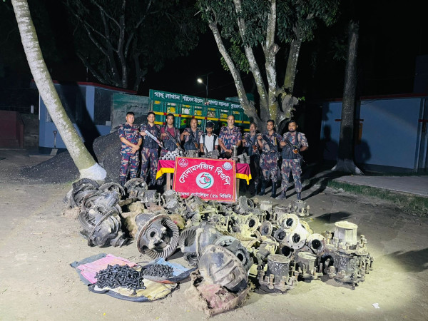 চাঁপাইনবাবগঞ্জ সীমান্তে বিজিবির অভিযানে ট্রাকভর্তি ভারতীয় যন্ত্রাংশ জব্দ, আটক ১
