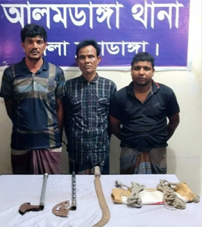 ডাকাতির প্রস্তুতিকালে দেশীয়  অস্ত্র-সরঞ্জাম উদ্ধার সহ গ্রেপ্তার ৩
