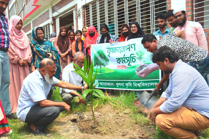 ২৫ কোটি বৃক্ষরোপণ কর্মসূচির অংশ হিসেবে খুকৃবিতে চারা রোপণ