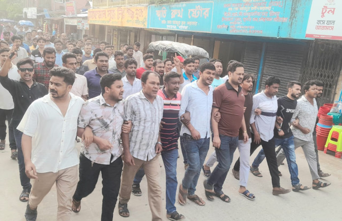 অপপ্রচার ও ষড়যন্ত্রের রাজনীতির বিরুদ্ধে সুন্দরগঞ্জে ছাত্রদলের বিক্ষোভ ও প্রতিবাদ মিছিল