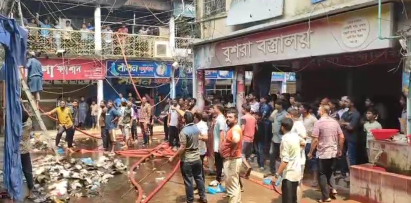 চাঁপাইনবাবগঞ্জের নিউমার্কেটে অগ্নিকান্ড,  নিয়ন্ত্রনে কাজ শুরু করেছে ফায়ার সার্ভিস