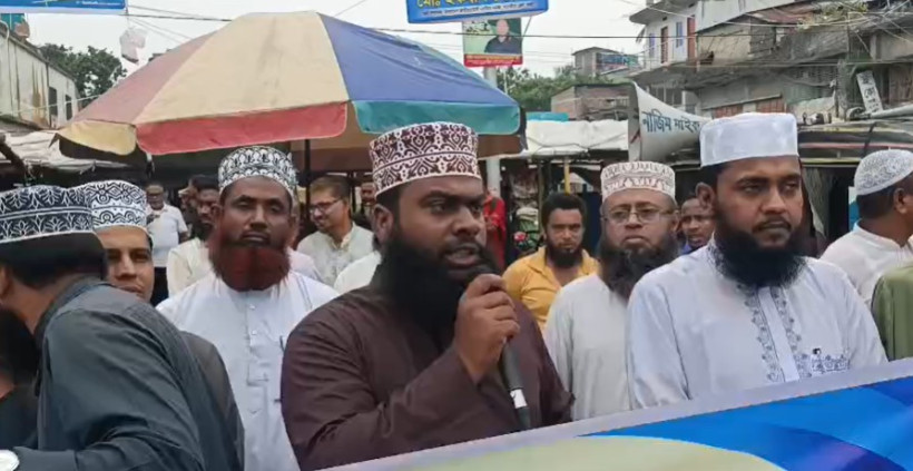 জেলা প্রশাসকের বক্তব্যের প্রতিবাদে সাতক্ষীরায় বিক্ষোভ সমাবেশ ও মানববন্ধন