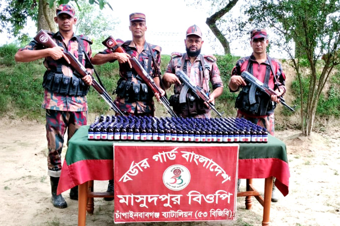 চাঁপাইনবাবগঞ্জ সীমান্তে ৫৩ বিজিবির অভিযানে বিপুল পরিমান ভারতীয় নেশাজাতীয় এস্কাফ সিরাপ