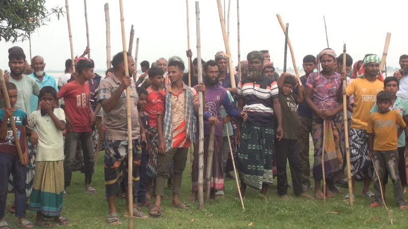 লাঠিসোঁটা নিয়ে পদ্মা নদী পাহারায় গ্রামবাসী, "জীবন দিব কিন্তু বালু তুলতে দিব না"