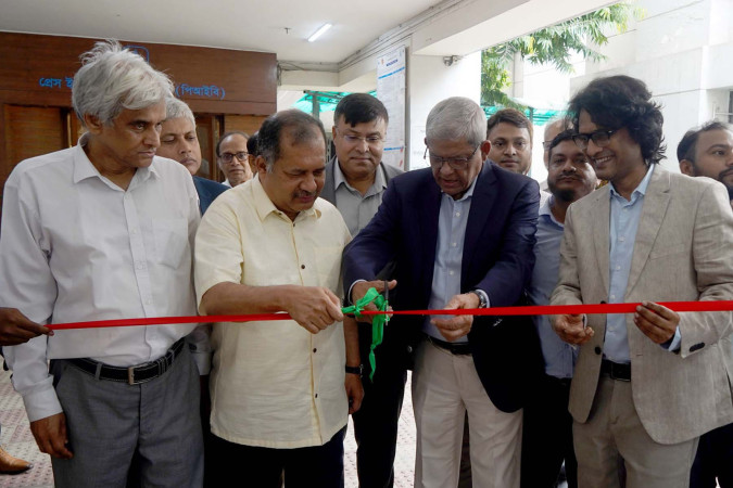 শাহাদতবার্ষিকী উপলক্ষে আয়োজিত প্রদর্শনীতে মির্জা ফখরুল; উপস্থিত ছিলেন তথ্য ও সম্প্রচারমন্ত্রী জহির উদ্দিন স্বপন