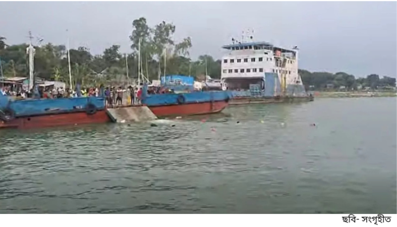 দৌলতদিয়া ঘাটে ফেরিতে উঠতে গিয়ে বাস নদীতে