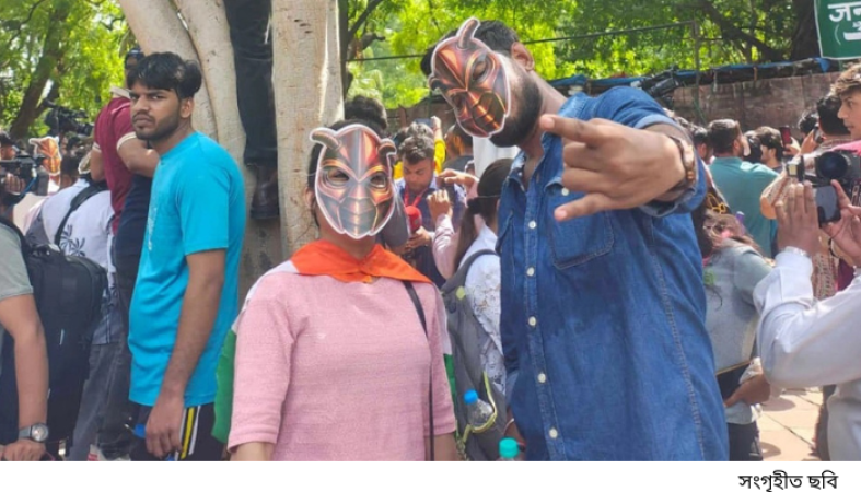 আরশোলা মুখোশে জন্তর মন্তরে বিক্ষোভ: শিক্ষামন্ত্রীর পদত্যাগ দাবি ককরোচ জনতা পার্টির