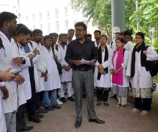 ৬ দফা দাবিতে রংপুর মেডিকেলে ইন্টার্ন চিকিৎসকদের অনির্দিষ্টকালের কর্মবিরতি, সেবায় ভোগান্তি