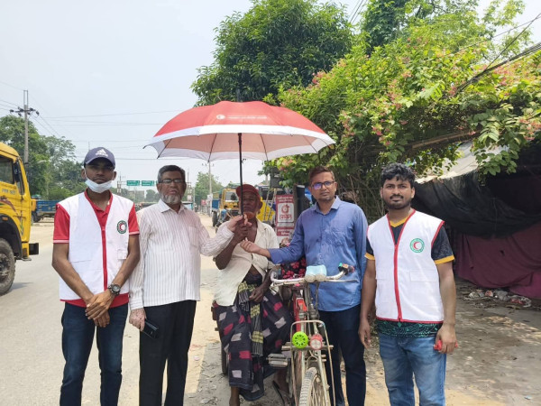 চাঁপাইনবাবগঞ্জে রেড ক্রিসেন্ট সোসাইটির উদ্যোগে পথচারীদের মাঝে পানি, ছাতা ও হাতপাখা বিতরণ