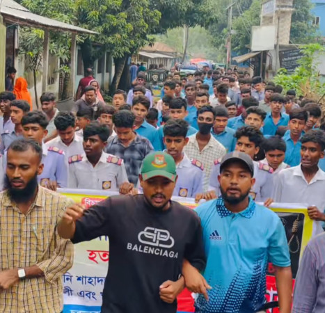 সারিয়াকান্দিতে স্কুল ছাত্র মুস্তাকিম হত্যাকারীদের বিচারের দাবিতে উত্তাল উপজেলা, শিক্ষার্থীদের মানববন্ধন