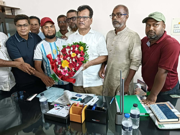 নবনিযুক্ত জেলা পরিষদ প্রশাসক হাবিবুল ইসলাম হাবিবকে ফুলেল শুভেচ্ছা জানাল পাটকেলঘাটা ক্লাব ও পাঠাগার