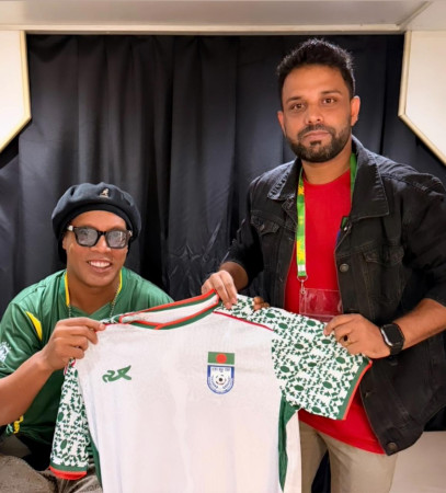 বিশ্ব ফুটবলের মহাতারকার হাতে বাংলাদেশের লাল-সবুজের জার্সি