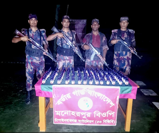 চাঁপাইনবাবগঞ্জ সীমান্তে ৫৩ বিজিবির অভিযানে  প্রায় ৫০ হাজার টাকার ভারতীয়  নেশাজাতীয় এস্কাফ সিরাপ জব্দ