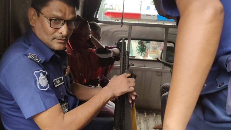 অনৈতিক কাজের সময় যুবক-যুবতী ও দেহ ব্যবসা চক্রের দুই দালালকে আটক করে পুলিশে সোপর্দ