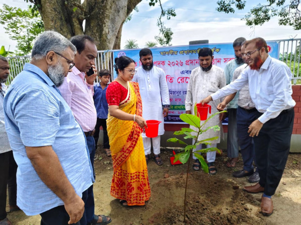 নাচোলে প্রাথমিক শিক্ষা পদক প্রদান অনুষ্ঠান সম্প্রচার ও বৃক্ষরোপণ কর্মসূচি সম্পন্ন