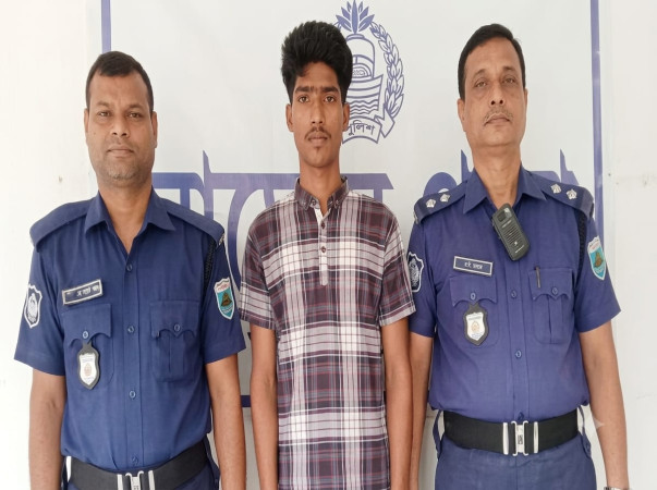 নাচোলে এআই দিয়ে পুলিশের মানহানিকর ছবি বানিয়ে ভাইরাল করা যুবক গ্রেফতার
