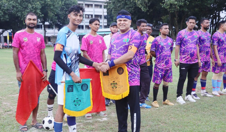 চাঁপাইনবাবগঞ্জে পুলিশ সুপার কাপ ফুটবল টুর্নামেন্ট-২০২৬ এর উদ্বোধন