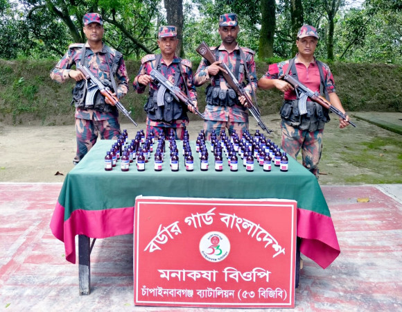 চাঁপাইনবাবগঞ্জ সীমান্তে ৫৩ বিজিবি  ৬ লাখ টাকার ভারতীয় নেশাজাতীয় এস্কাফ সিরাপ ও মোবাইল ফোন আটক করেছে