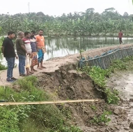 আতাই নদীর ভাঙন ভয়াবহ, বাঁধে ফাটল—আতঙ্কে ১০ গ্রামের মানুষ