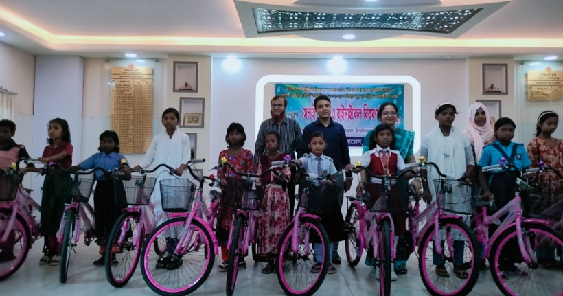 চাঁপাইনবাবগঞ্জ নাচোলে ক্ষুদ্র নৃতাত্বিক গোষ্ঠির শিক্ষার্থীর মাঝে বাইসাইকেল ও শিক্ষার্থীদের মাঝে শিক্ষা বৃত্তি  বিতর