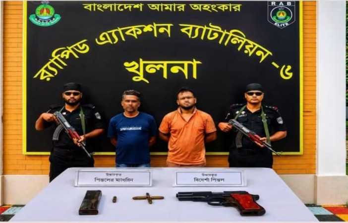 খুলনায় র‌্যাবের আভিযানে  বিদেশি পিস্তল-গুলি ও ম্যাগজিন উদ্ধার গ্রেপ্তার ২