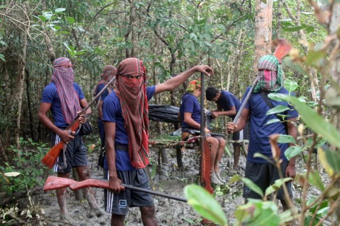 সুন্দরবনে ছোট জাহাঙ্গীর বাহিনীর প্রধানসহ ২৭ ডাকাতের আত্মসমর্পণ, বিপুল অস্ত্র-গোলাবারুদ জমা