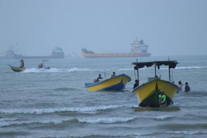 হরমুজ প্রণালিতে তিন তেলবাহী ট্যাংকার থামাল ইরান