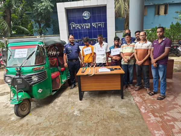 ডাকাতির প্রস্তুতিকালে শিবগঞ্জে ৩ ডাকাত গ্রেফতার, সিএনজি ও দেশীয় অস্ত্র উদ্ধার