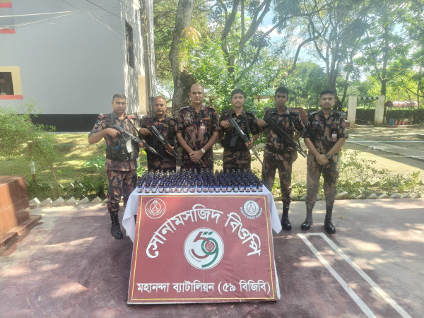 সোনামসজিদ সীমান্তে বিজিবির অভিযানে ১৬৭ বোতল ভারতীয় নেশাজাতীয় সিরাপ জব্দ