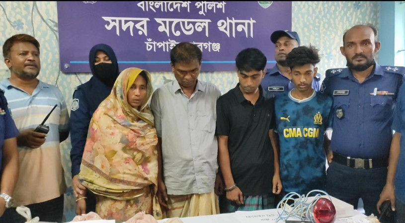 চাঁপাইনবাবগঞ্জে সাবেক ইউপি সদস্যের বাড়িতে বিশেষ অভিযান, ২ কেজি ৬৯৫ গ্রাম হেরোইন উদ্ধার; আটক ৪