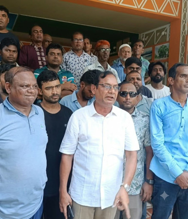 নাচোলে ফ্যামিলি কার্ডের নিয়োগ ঘিরে তুলকালাম: উপজেলা অফিসে তালা, পণ্ড প্রশাসনিক কার্যক্রম