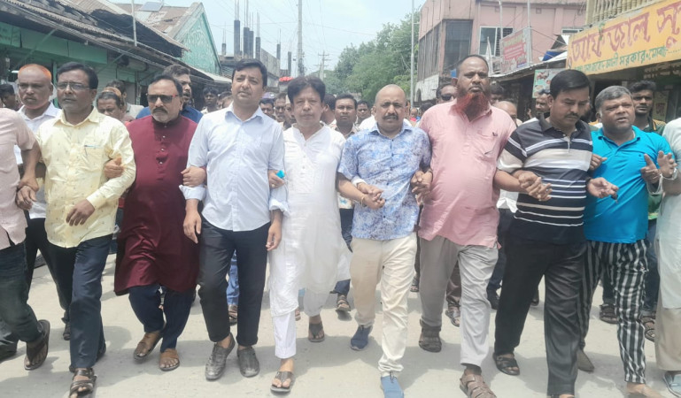 সুন্দরগঞ্জে ইউএনও-সমাজসেবা কর্মকর্তার অপসারণ ও ফ্যামিলি কার্ডের ফল বাতিলের দাবিতে বিক্ষোভ