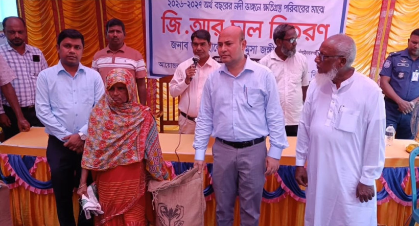 চাঁপাইনবাবগঞ্জে নদীভাঙনে ক্ষতিগ্রস্ত পরিবারের মাঝে জিআর চাল বিতরণ