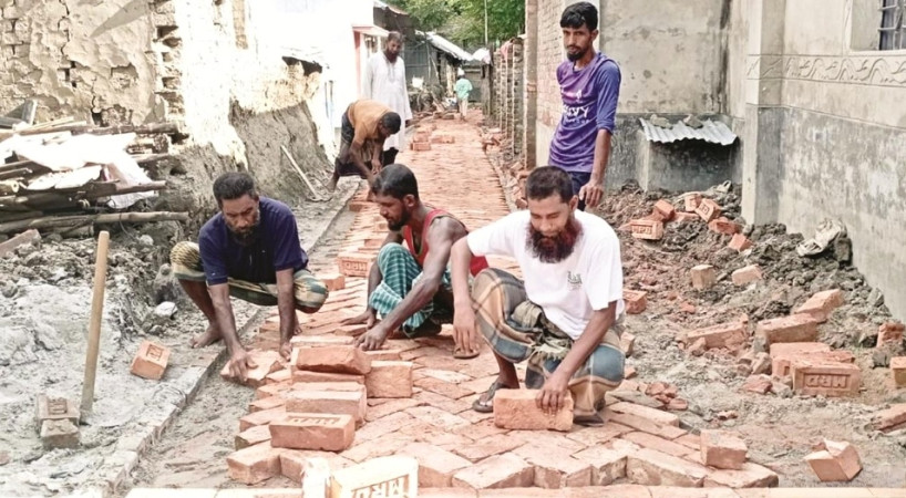 ওমরাহ পালনের জমানো টাকা দিয়ে গ্রামের রাস্তা সংস্কার
