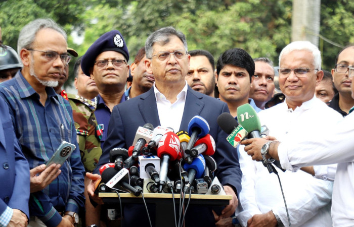 সন্ত্রাসী, চাঁদাবাজ ও মাদক ব্যবসায়ীদের দ্রুত গ্রেফতারের নির্দেশ; ব্যর্থতায় কঠোর ব্যবস্থার হুঁশিয়ারি স্বরাষ্ট্রমন্ত্রীর