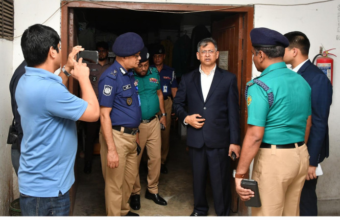 তেজগাঁও থানা আকস্মিক পরিদর্শন করলেন স্বরাষ্ট্রমন্ত্রী  ভুক্তভোগী সাধারণ মানুষের সেবা নিশ্চিতকরণে কঠোর নির্দেশ
