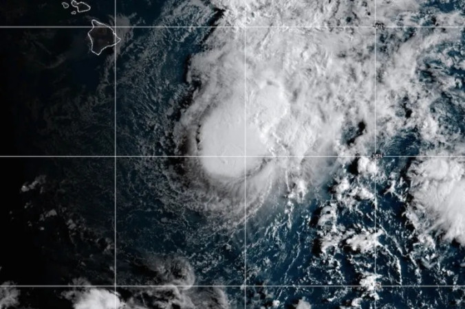 মুষলধারে বৃষ্টি, হাওয়াইয়ের দিকে ধেয়ে আসছে মোকে
